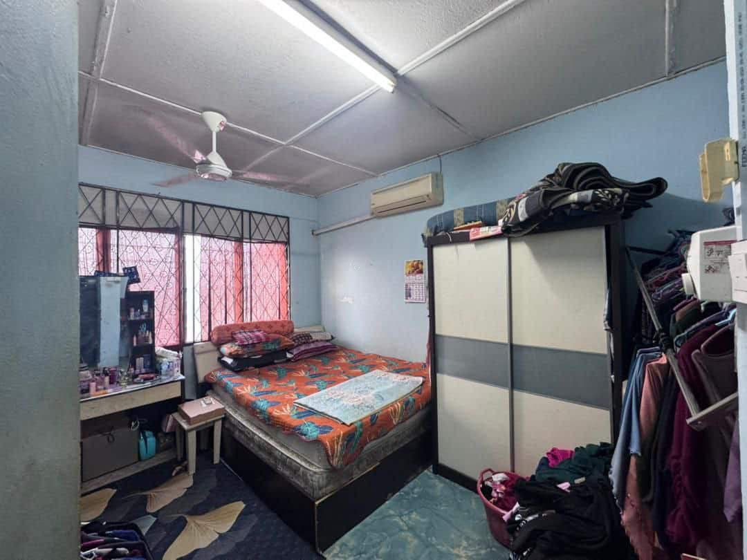 Double storey low cost Jalan Teratai Taman Johor Jaya 6