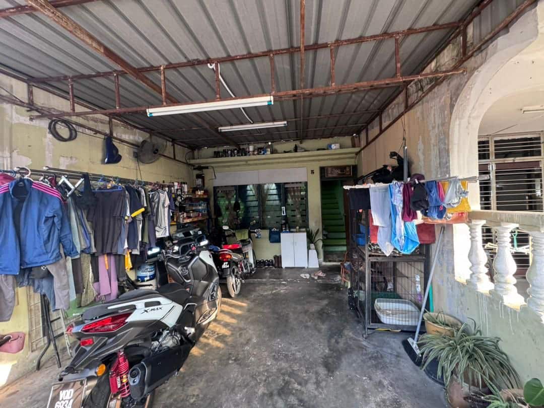 Double storey low cost Jalan Teratai Taman Johor Jaya 5