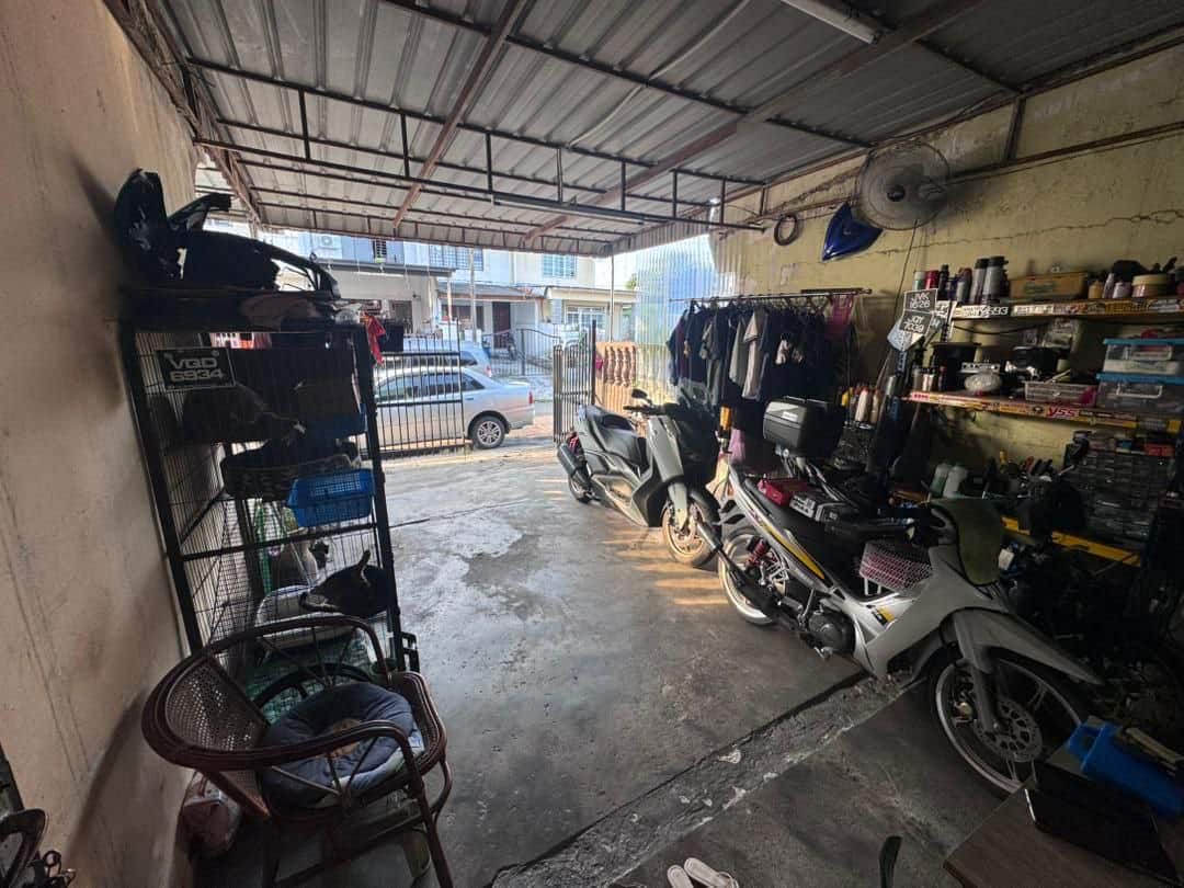 Double storey low cost Jalan Teratai Taman Johor Jaya 4