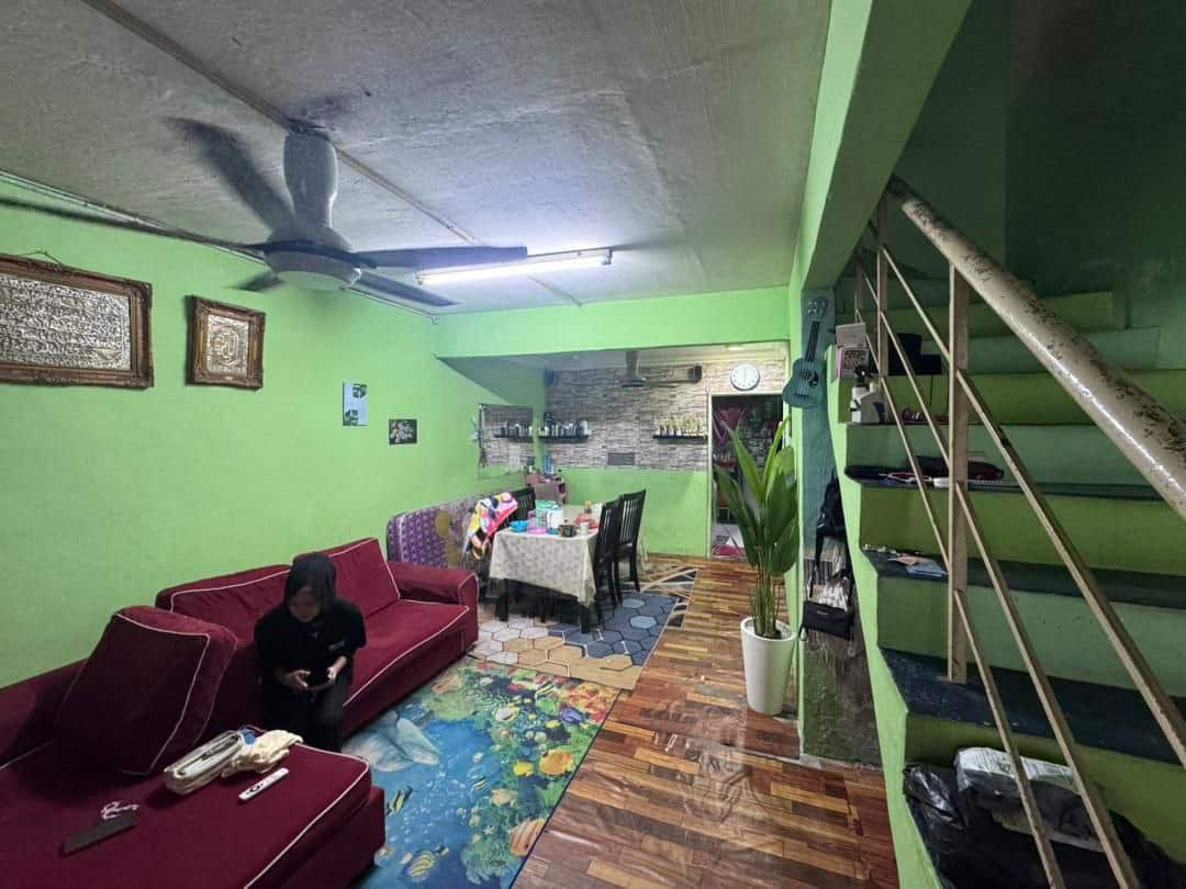 Double storey low cost Jalan Teratai Taman Johor Jaya 2