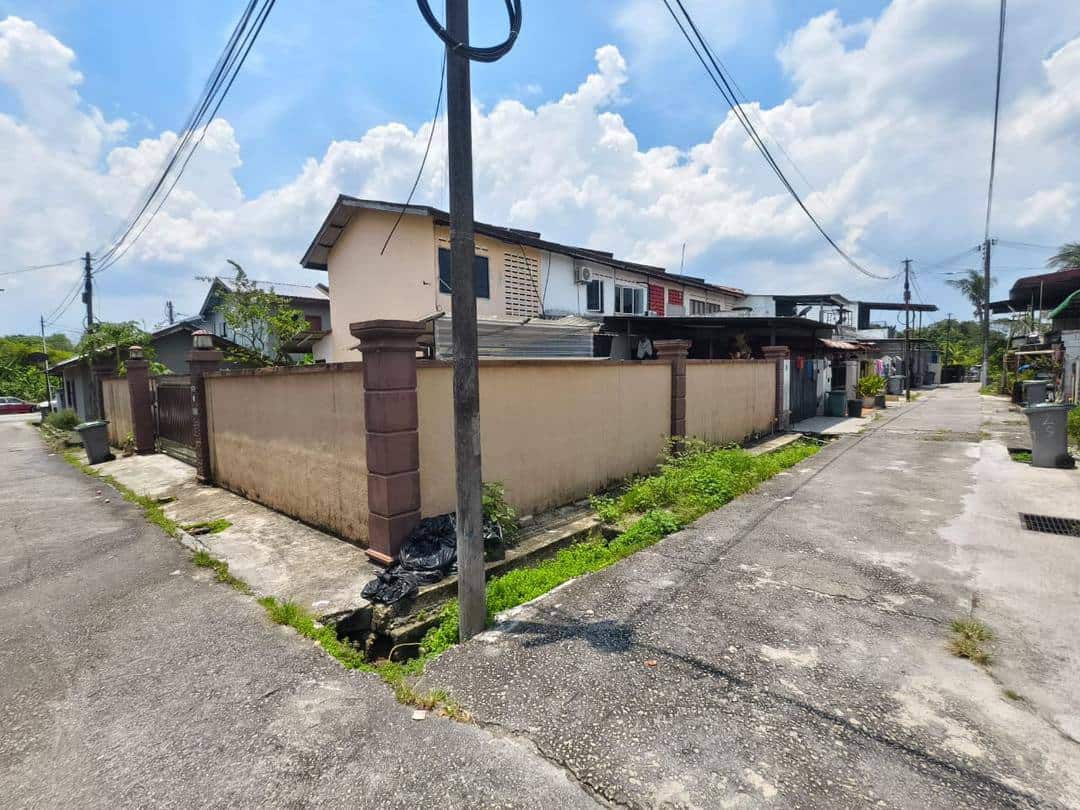Double storey Low cost Jalan Silat Gayung, Bandar Selesa Jaya 3