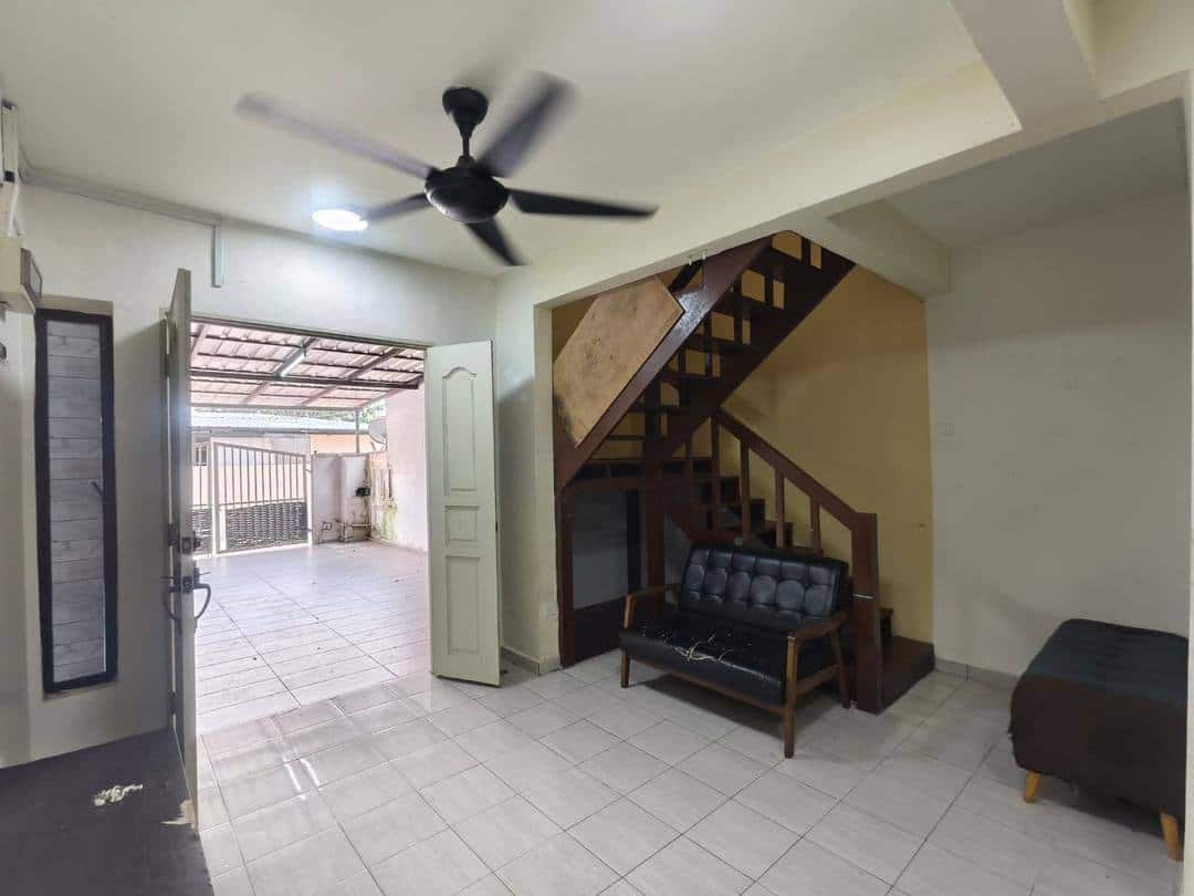 Double storey Low cost Jalan Silat Gayung, Bandar Selesa Jaya 2