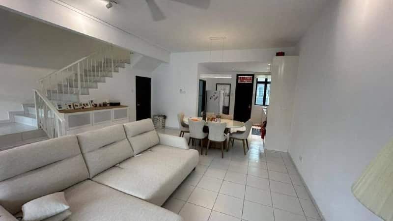Double Storey House Jalan Austin Duta 4