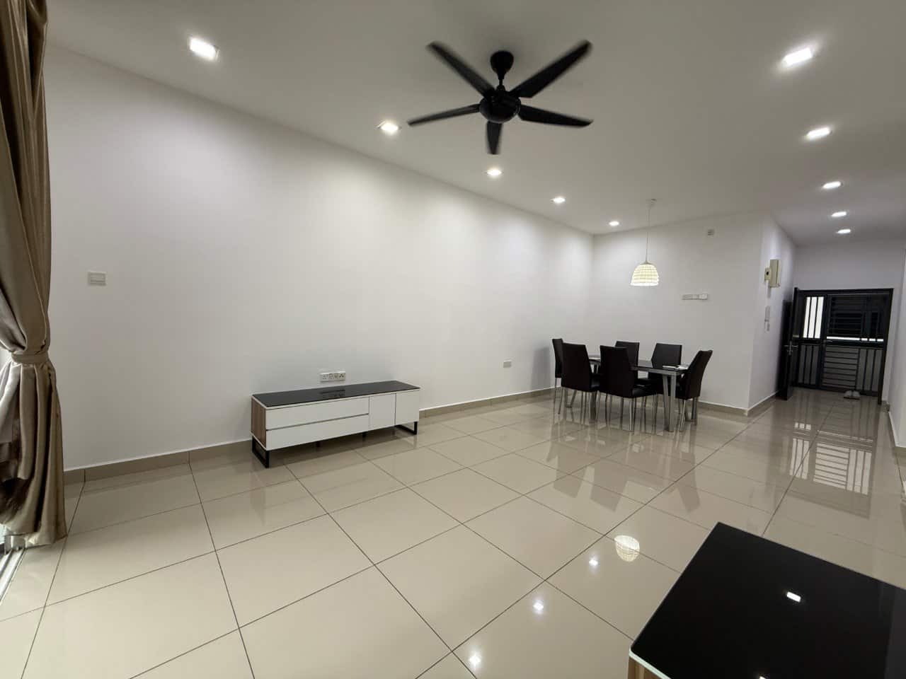 Condominium Larkin