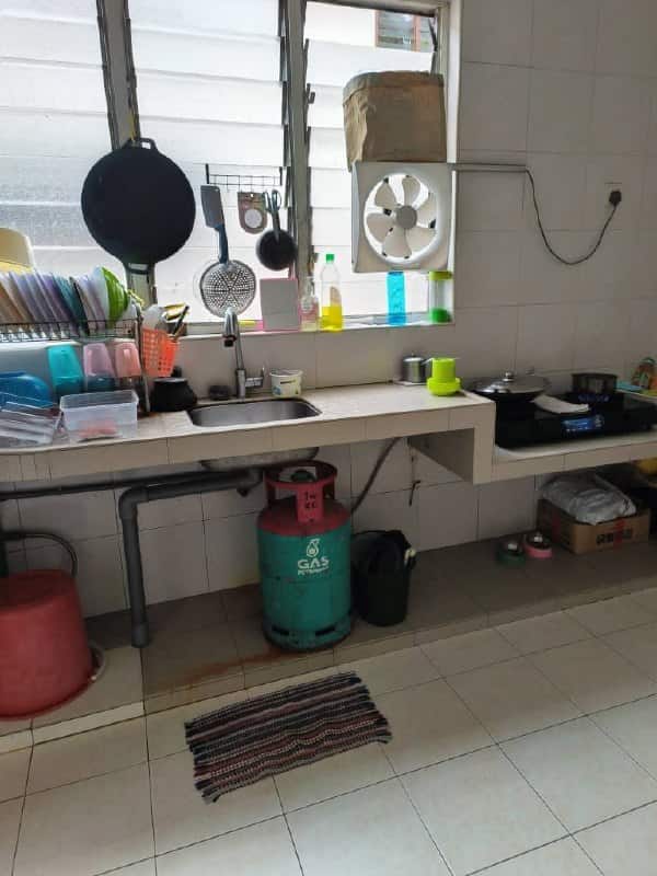 Low cost flat Taman Daya 3