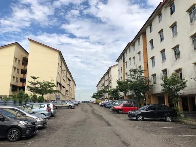Low Cost Flat Taman Mount Austin