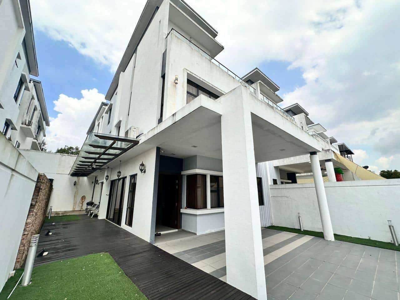 Three Storey Cluster Canal Garden South Horizon Hills 2