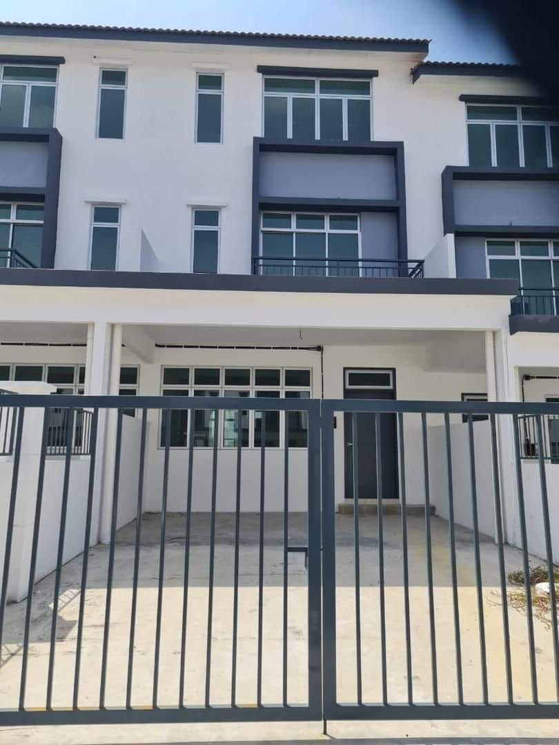 Triple Storey Terrace Taman Pulai Mutiara 2 1