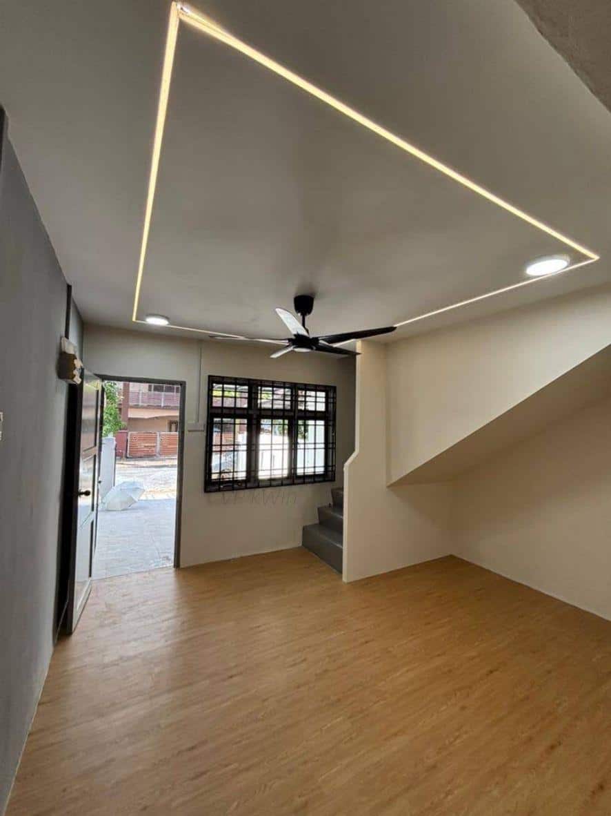 Double Storey Medium Low Cost Terrace House Jalan Cengal 1x, Bandar Putra 2