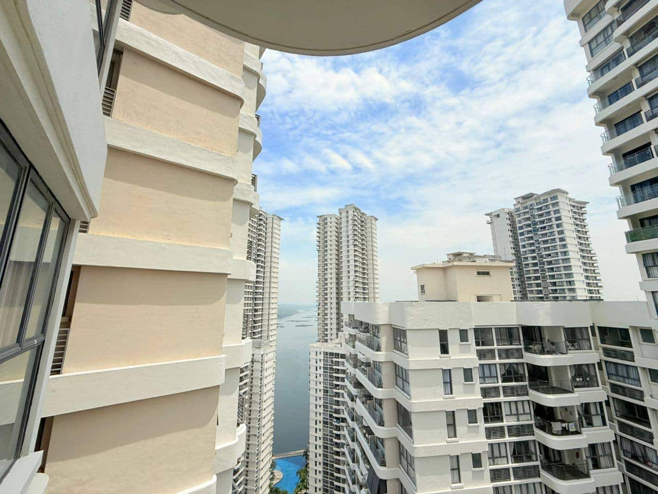 Condo Baypoint Country Garden Danga Bay 8