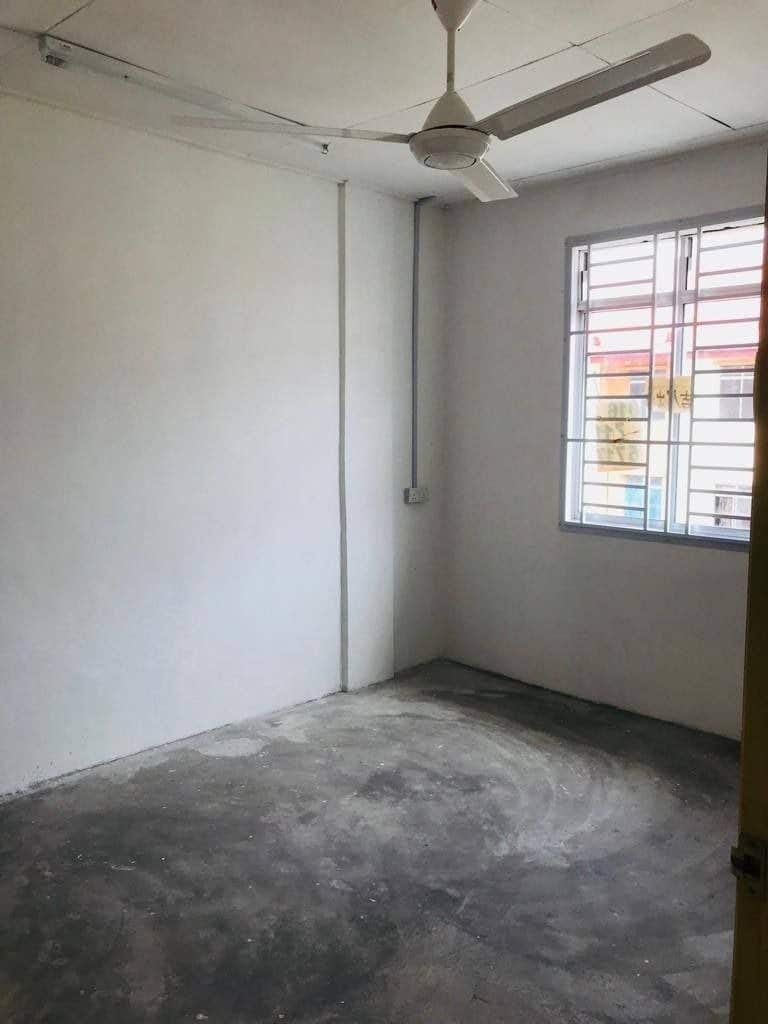 Low Cost Flat Taman Mount Austin 3