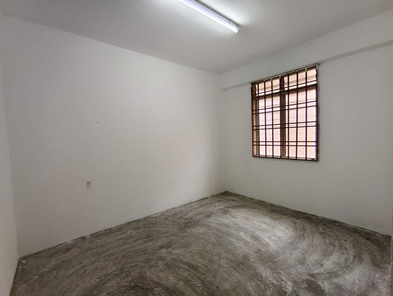Low Cost Flat Taman Pelangi Indah 4