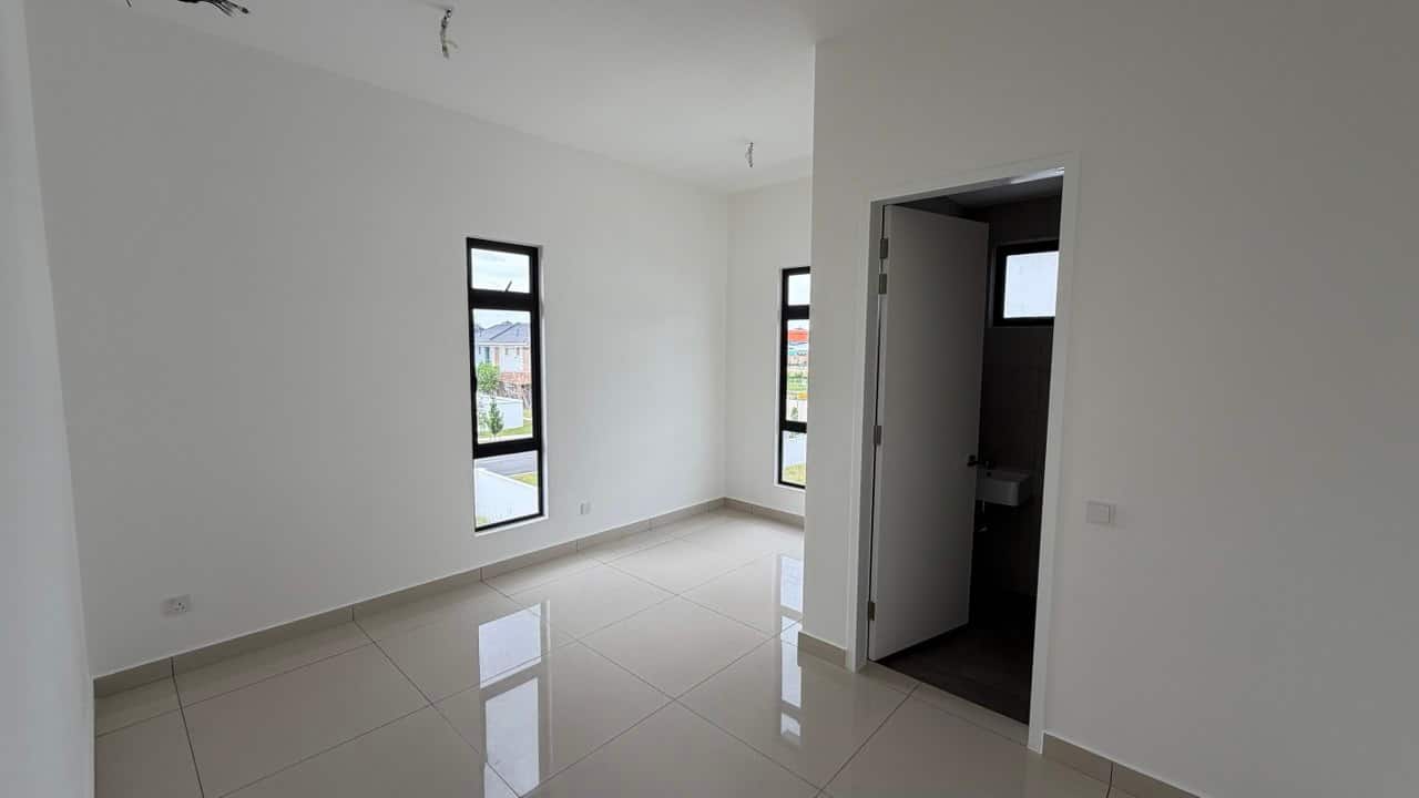 Double Storey Semi-D End Lot Setia Tropika Aurinia 6