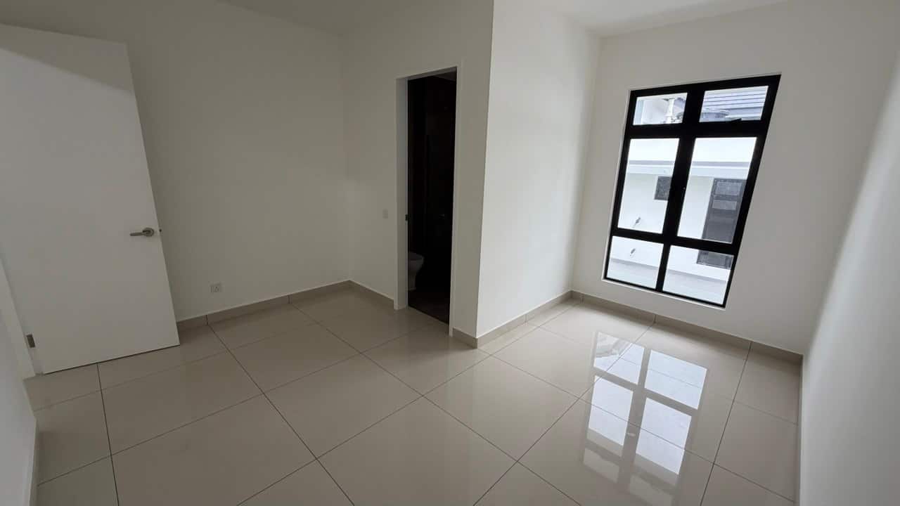 Double Storey Semi-D End Lot Setia Tropika Aurinia 5
