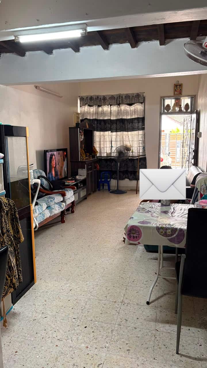 1.5-Storey Intermediate House Taman Molek 3