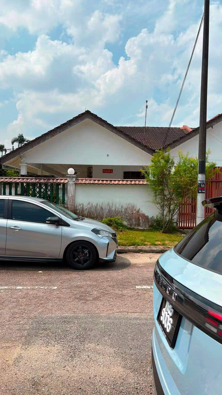 1.5-Storey Terrace House Taman Molek 1