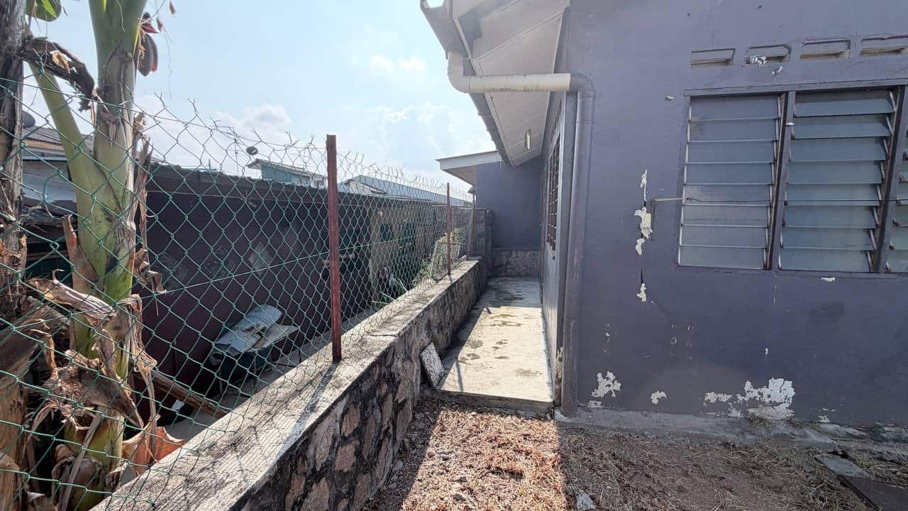 Single Storey Low Cost Terrace House Tampoi 5