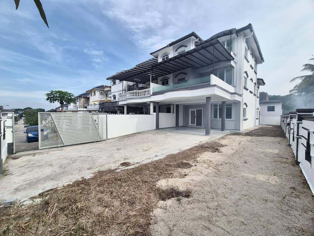 2.5-Storey Terrace House Corner Lot Taman Pulai Utama 2