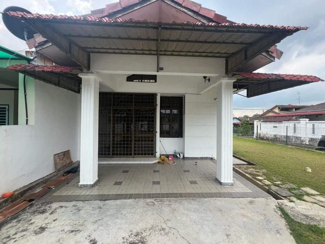 1.5-Storey Corner House Taman Molek 3
