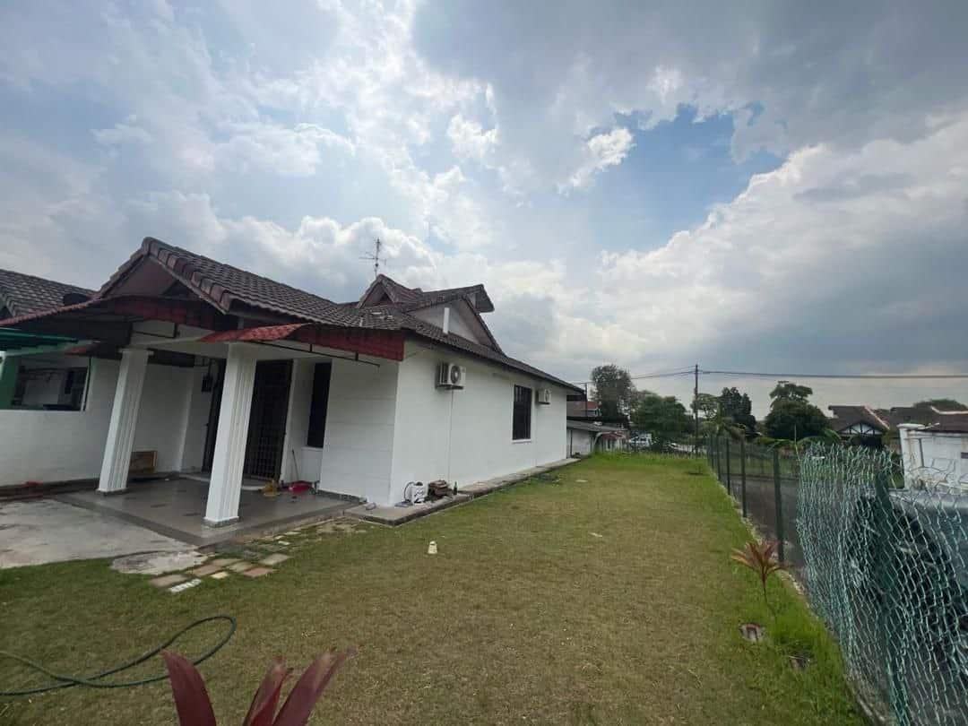 1.5-Storey Corner House Taman Molek 1