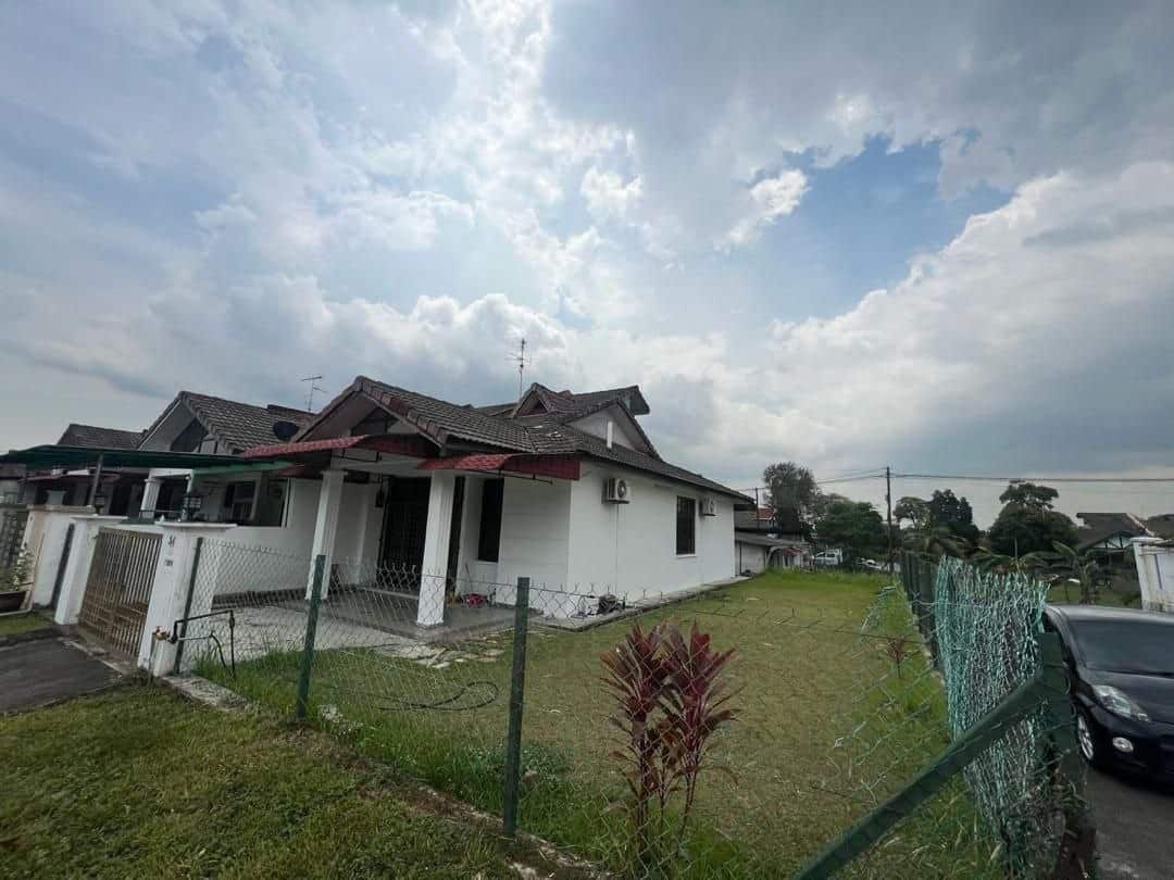 1.5-Storey Corner House Taman Molek 2