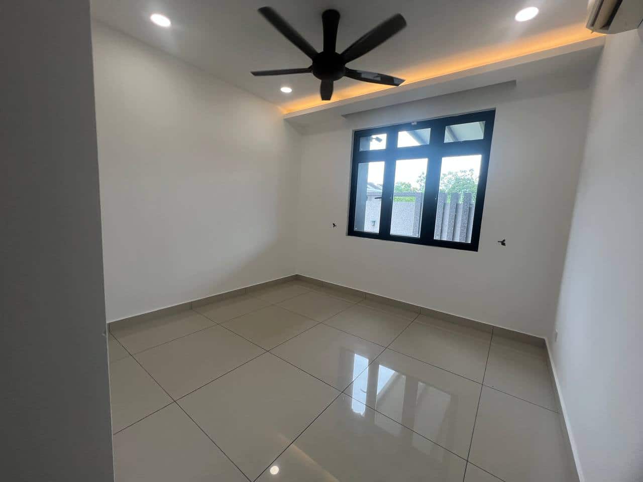 Drop price 

Nusa idaman Semi D 
CORNER LOT  

Com… 4
