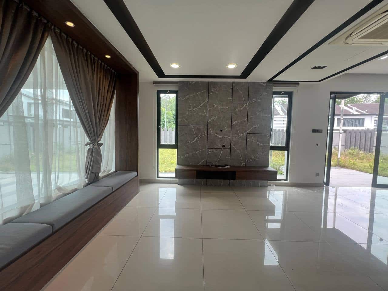 Drop price 

Nusa idaman Semi D 
CORNER LOT  

Com… 7