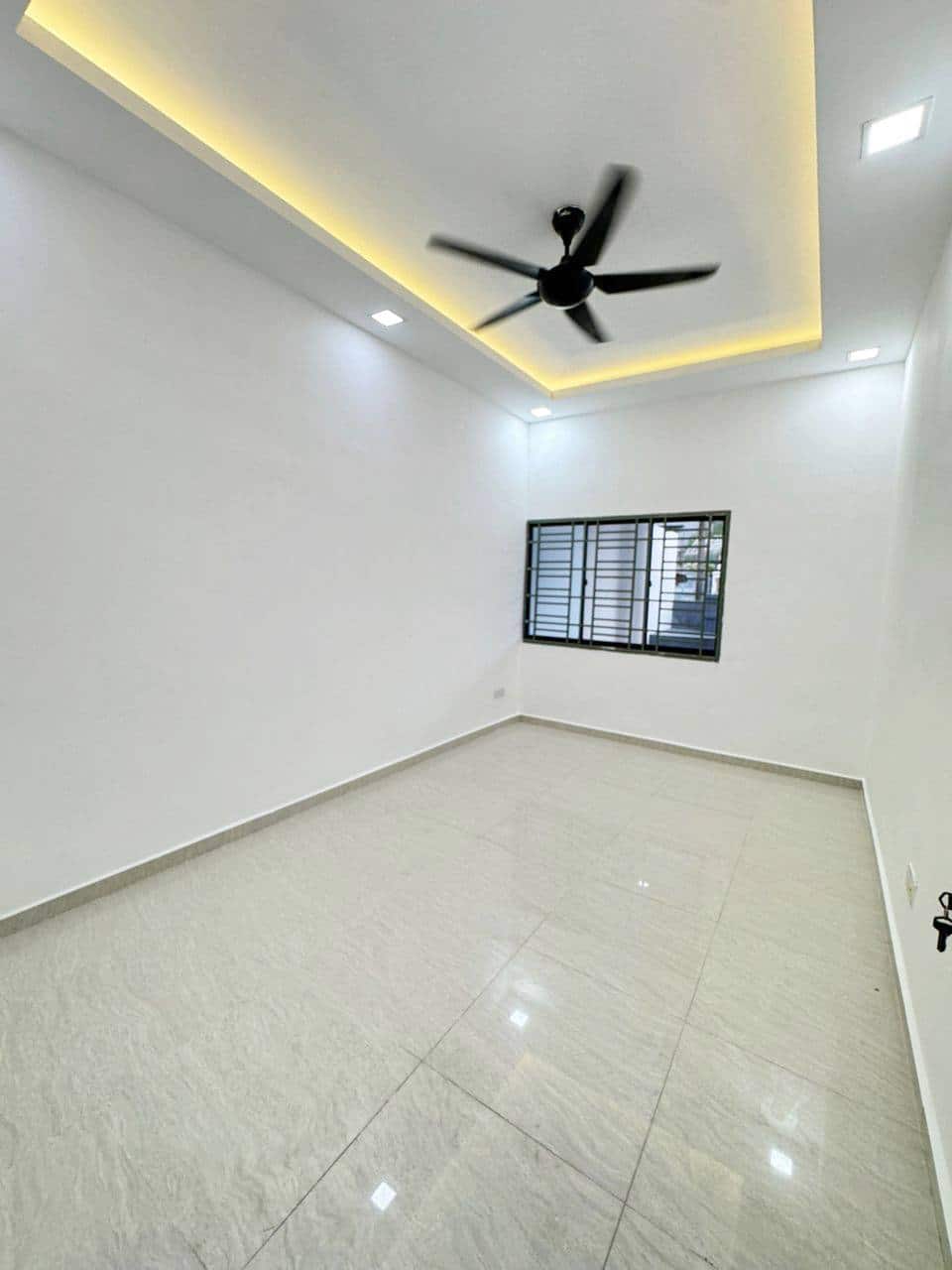 【 Fully Renovated + Fully Extended 】

Skudai Taman… 5