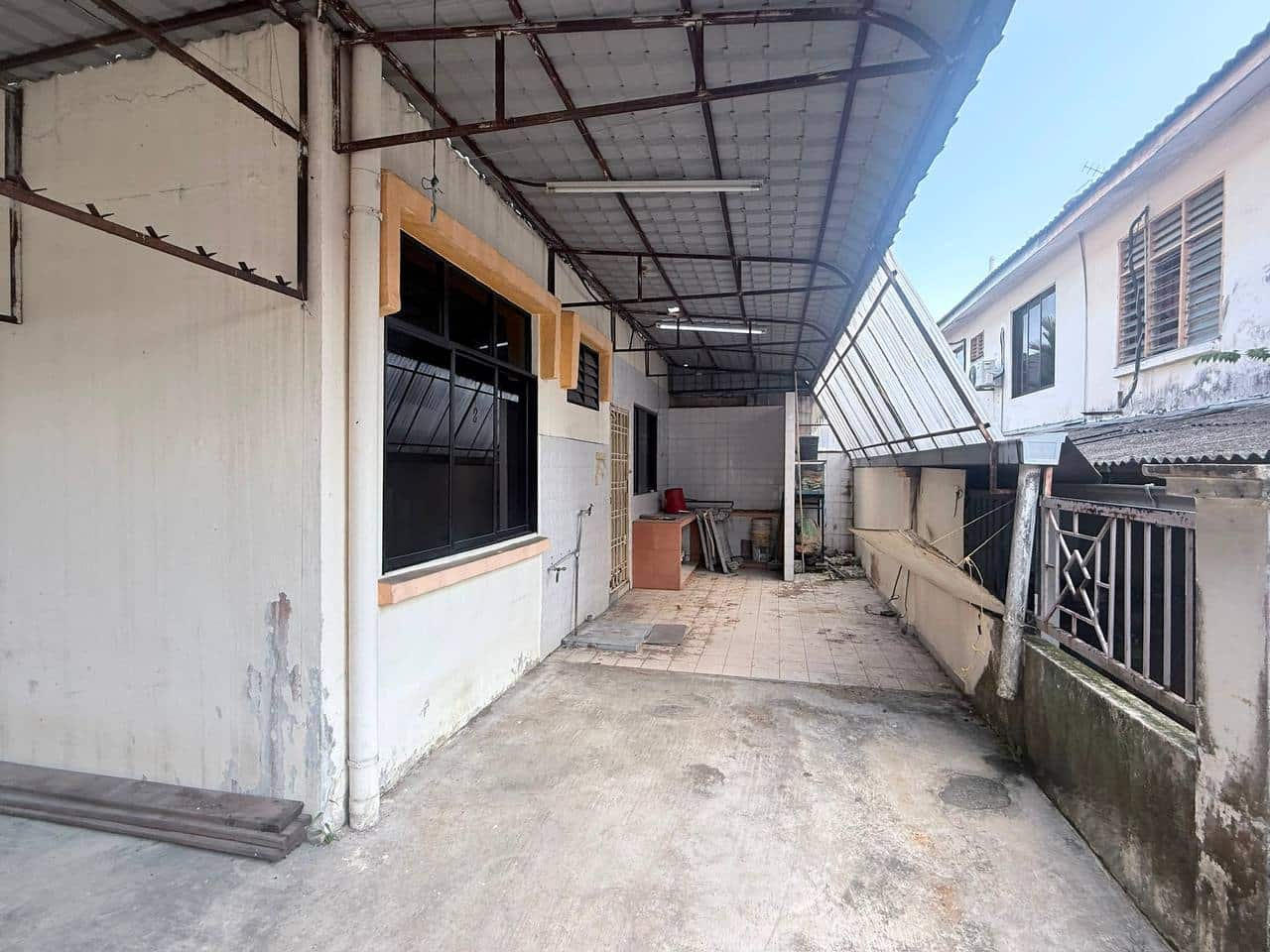 Semi-D Terrace Taman Megan Ria 3