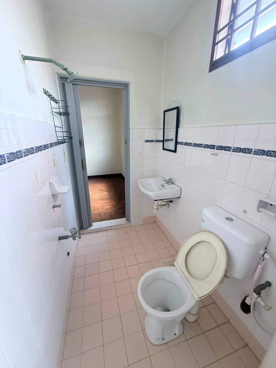 Semi-D Terrace Taman Megan Ria 7
