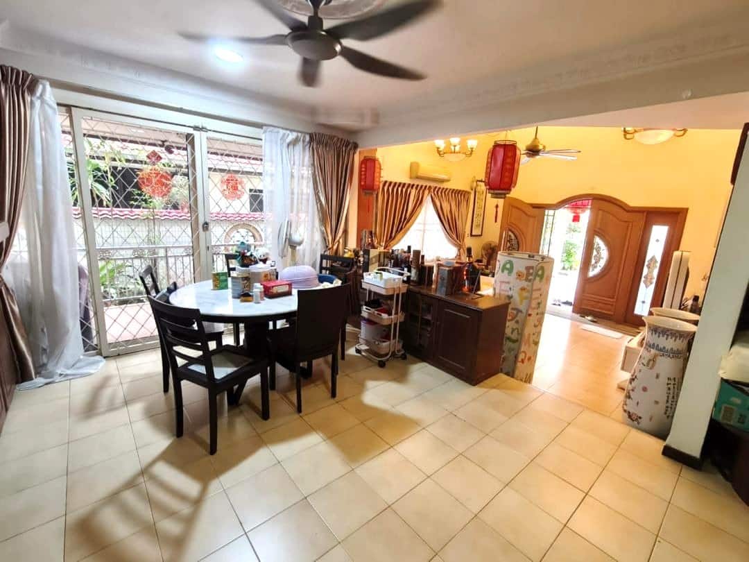 2.5-Storey Semi-D Taman Pelangi 4