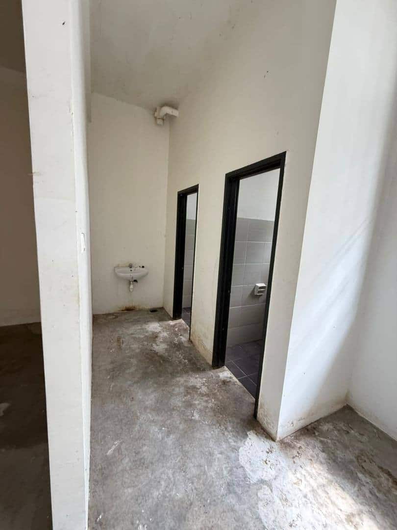 4 Storey Shoplot with Lift Kota Putri 6