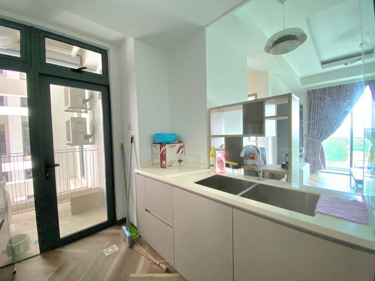 Condo Crescent Bay Suites 7