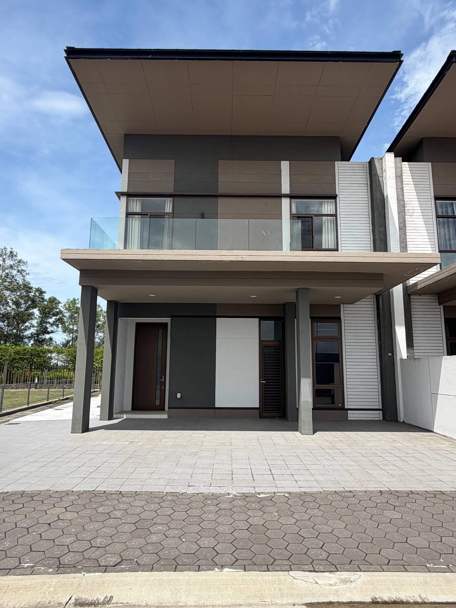 Double sty Semi-D Sakura Residence Medini