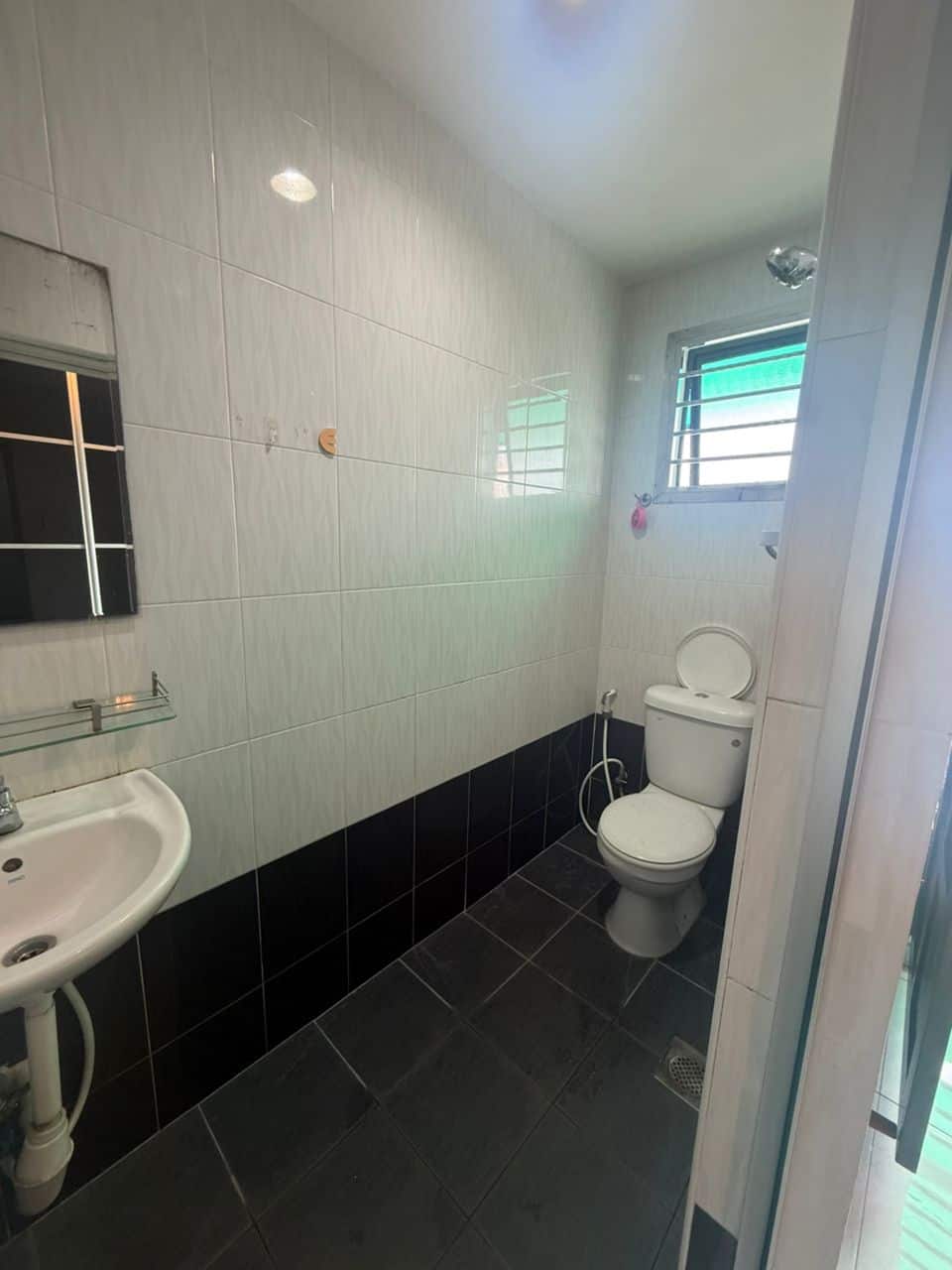 Master Bedroom with Toilet Taman Perling 5