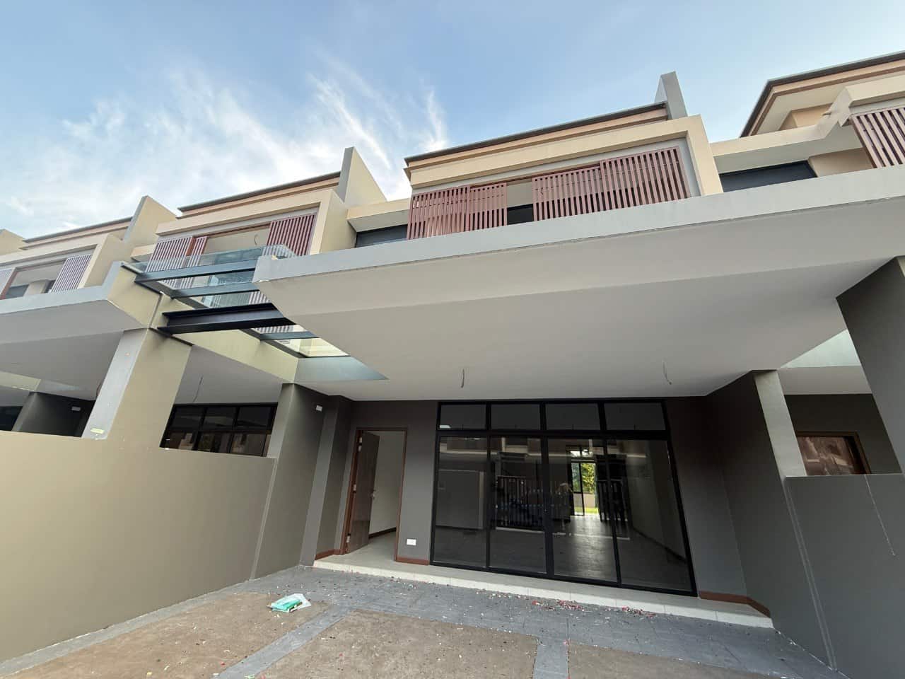2 Storey SuperLink House Aurora Sentral Resort Villas 3