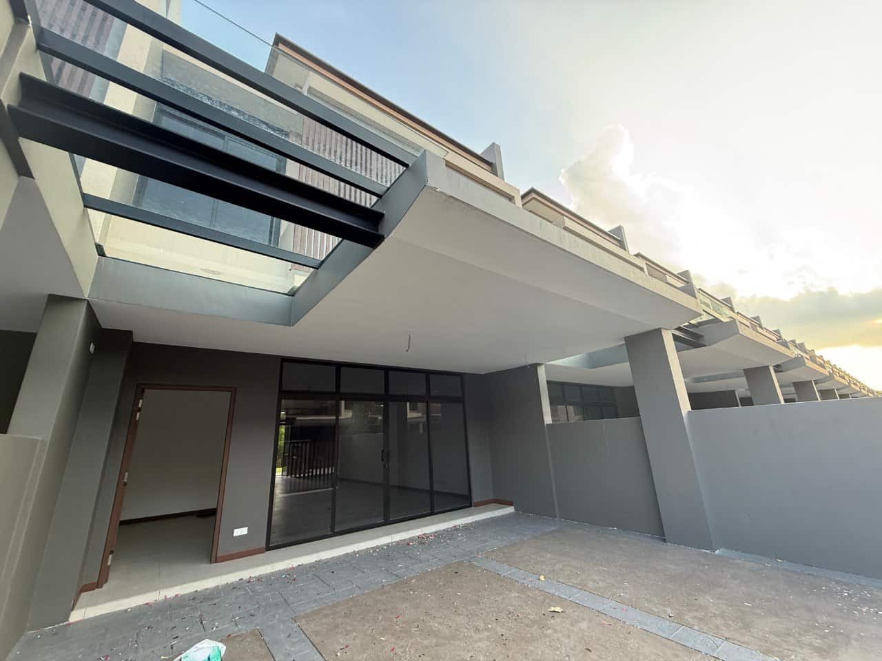 2 Storey SuperLink House Aurora Sentral Resort Villas 4