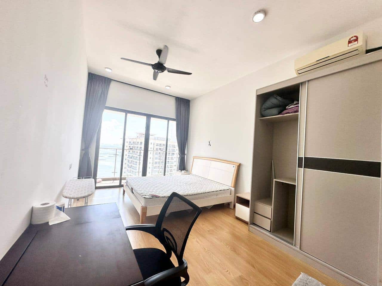 Condo Baypoint Bay Point Country Garden Danga Bay 5
