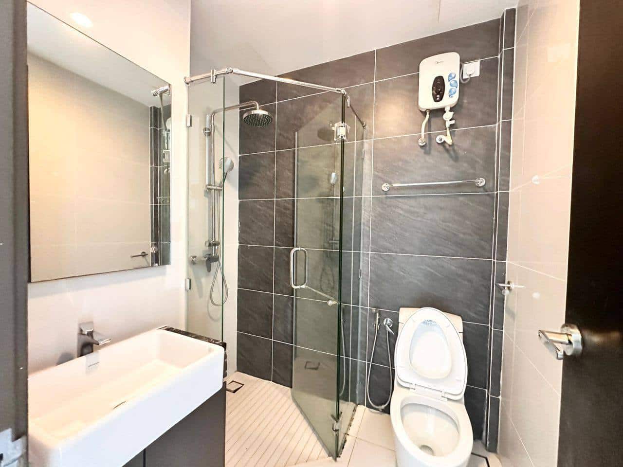 Condo Baypoint Bay Point Country Garden Danga Bay 8