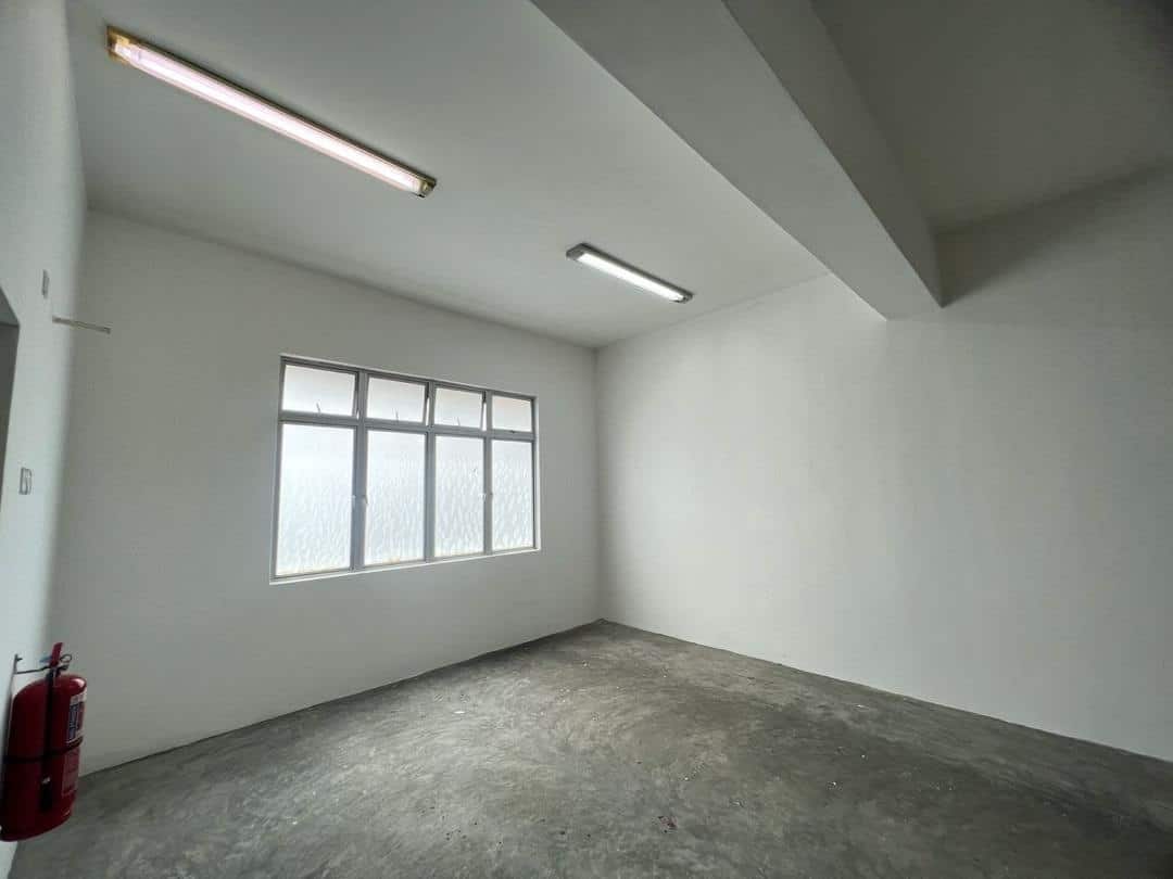 3 storey shop Taman Daya 2