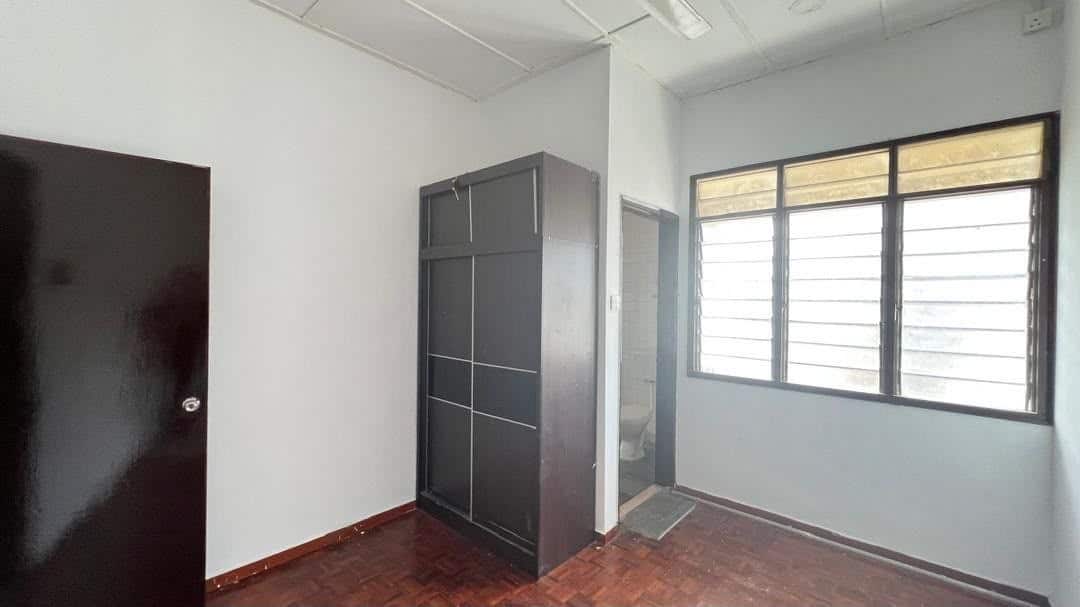 1 1/2 Storey Terrace House Intermediate Unit Taman Perling 5