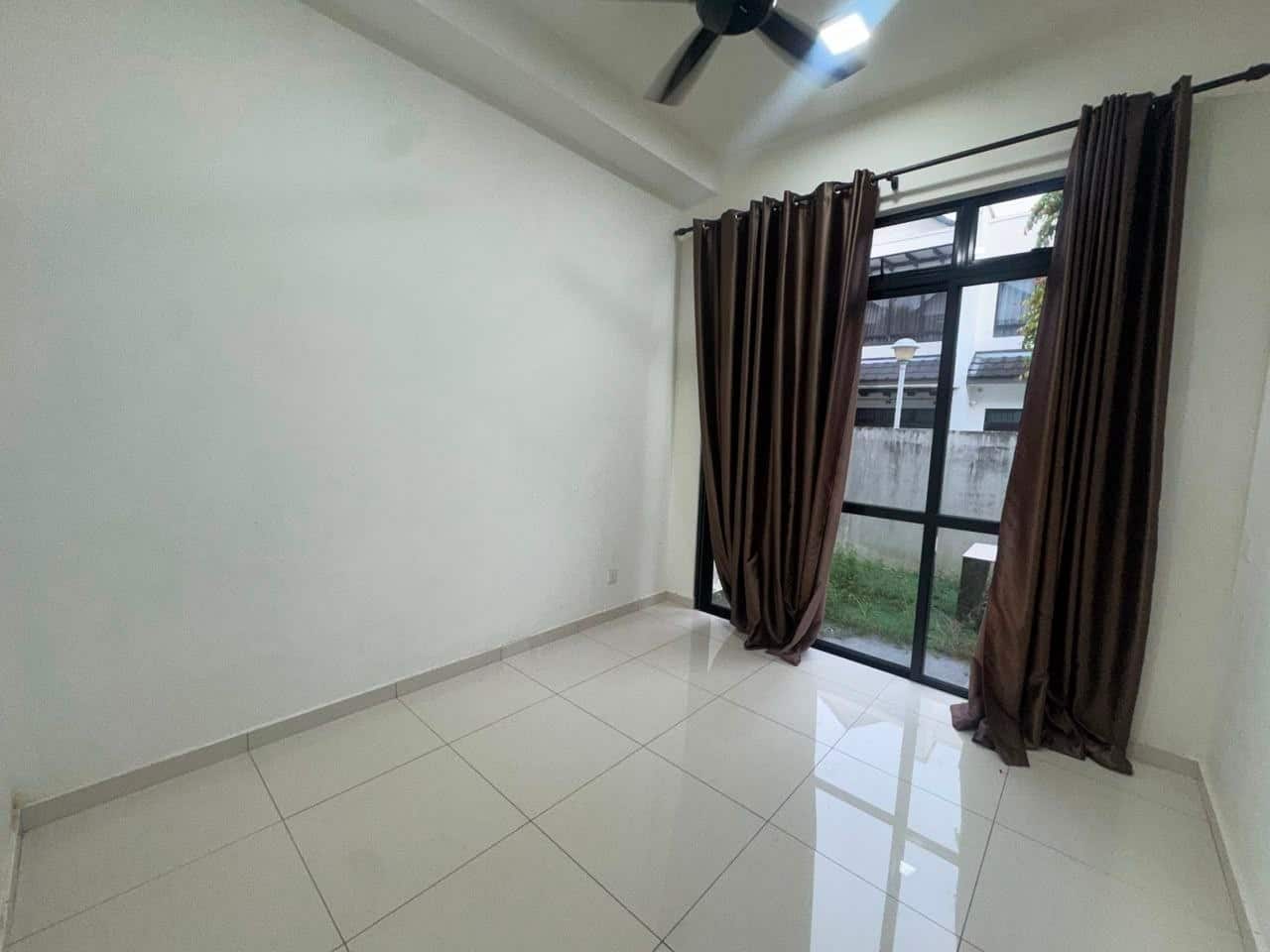 2-Storey Terrace House Eco Summer (Brighton) 3