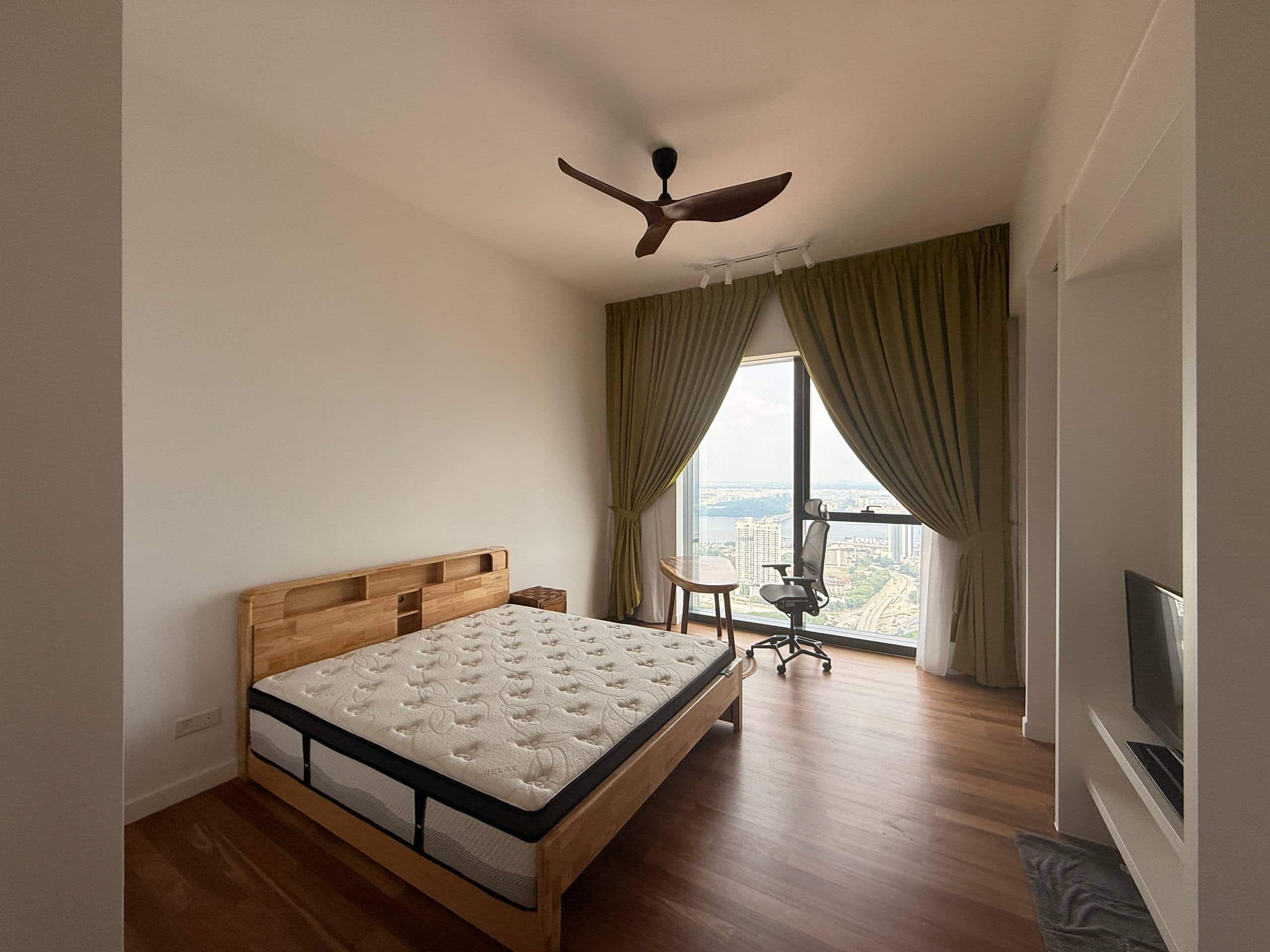 Condominium Meridin Bayvue 3