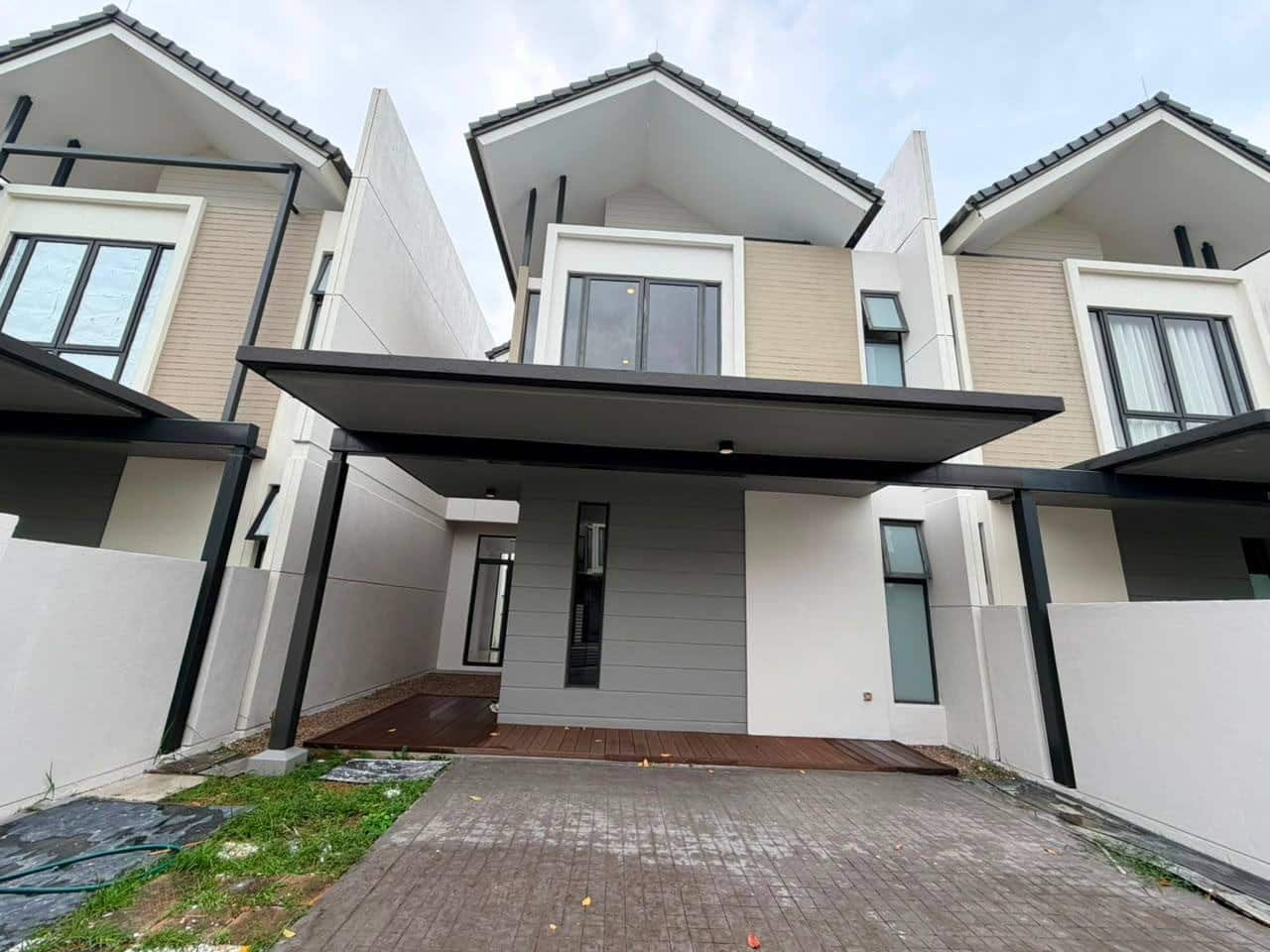 2-Storey Terrace Avira Medini 1