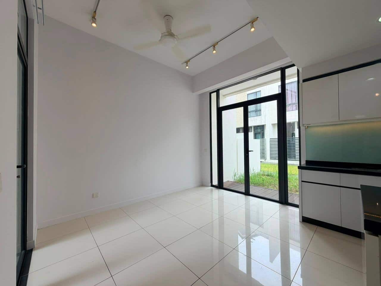 2-Storey Terrace Avira Medini 5