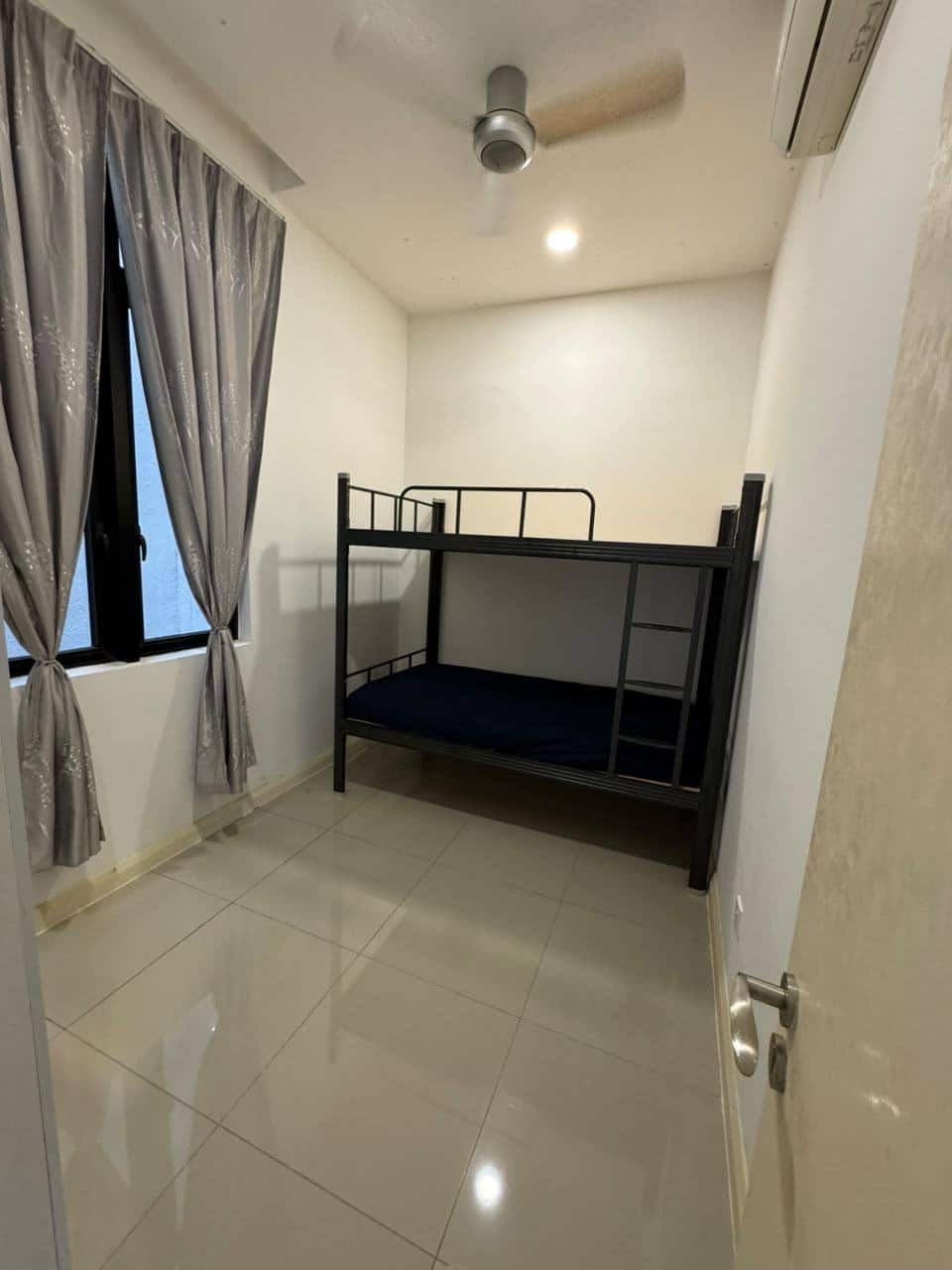 Condominium Medini 8