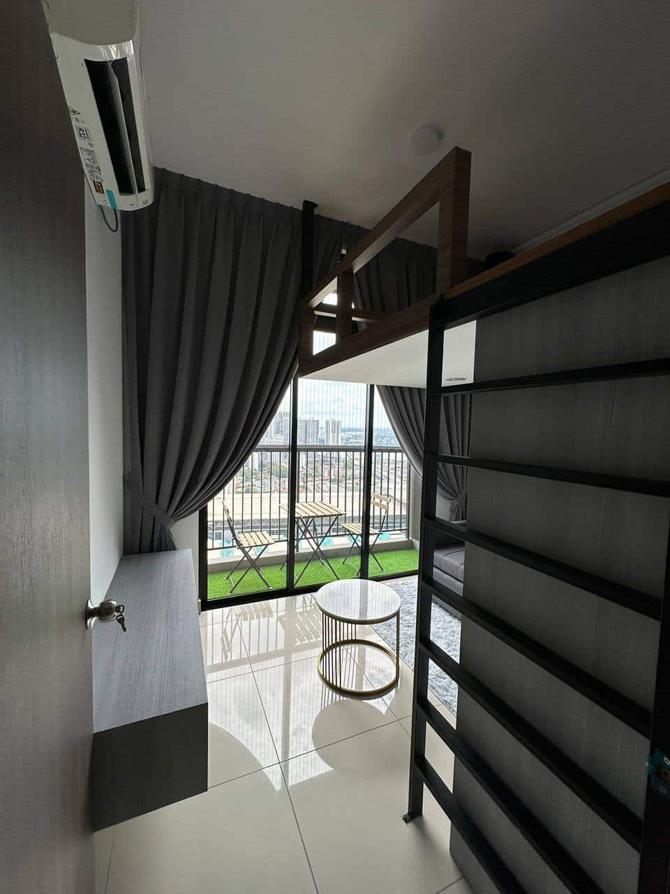 For Rent 🏡 ( LL8062 )
🏡Twin Tower 
🍀Balcony Room 
… 3