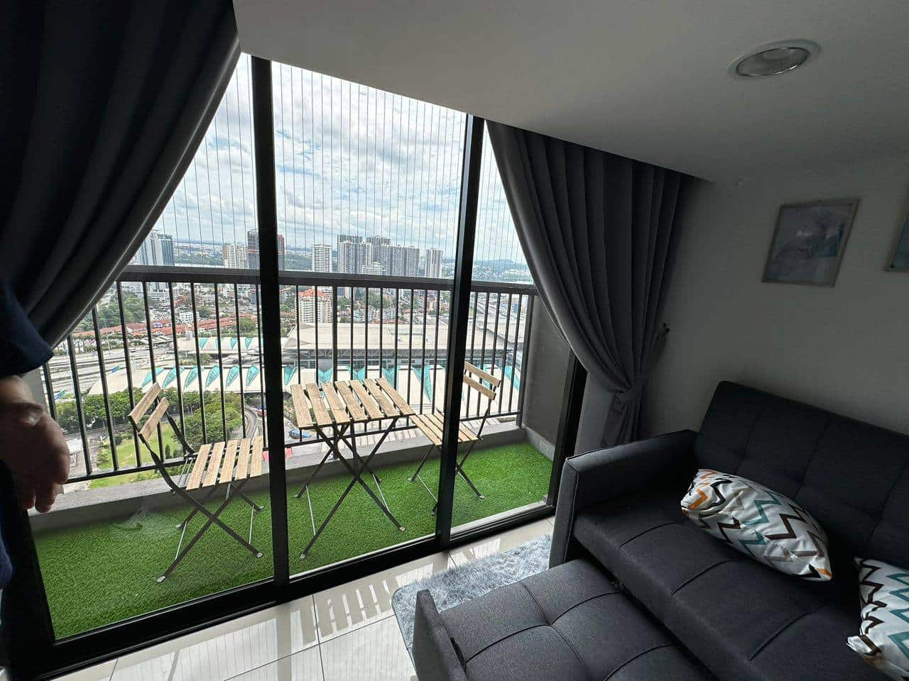For Rent 🏡 ( LL8062 )
🏡Twin Tower 
🍀Balcony Room 
… 5