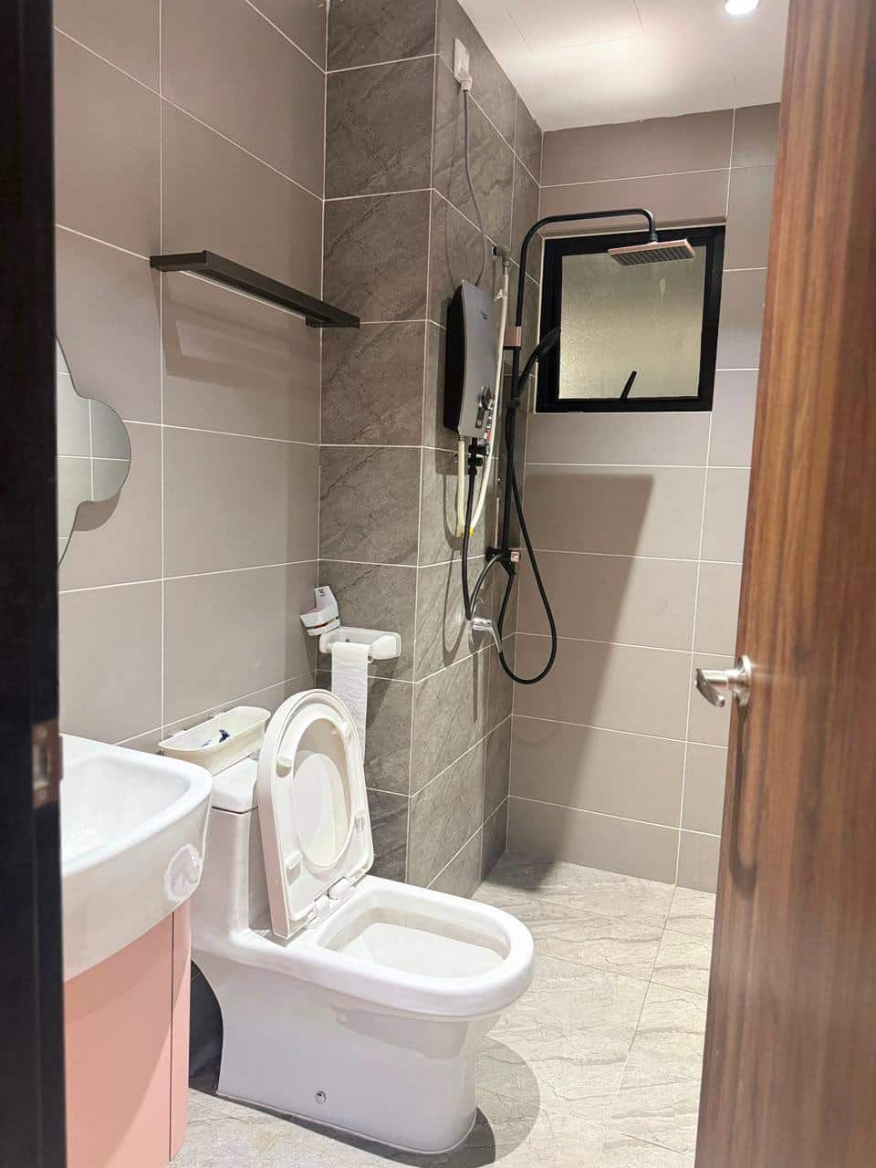 For Rent （JQ8572）

*Veranda Residence Near CIQ*

U… 3