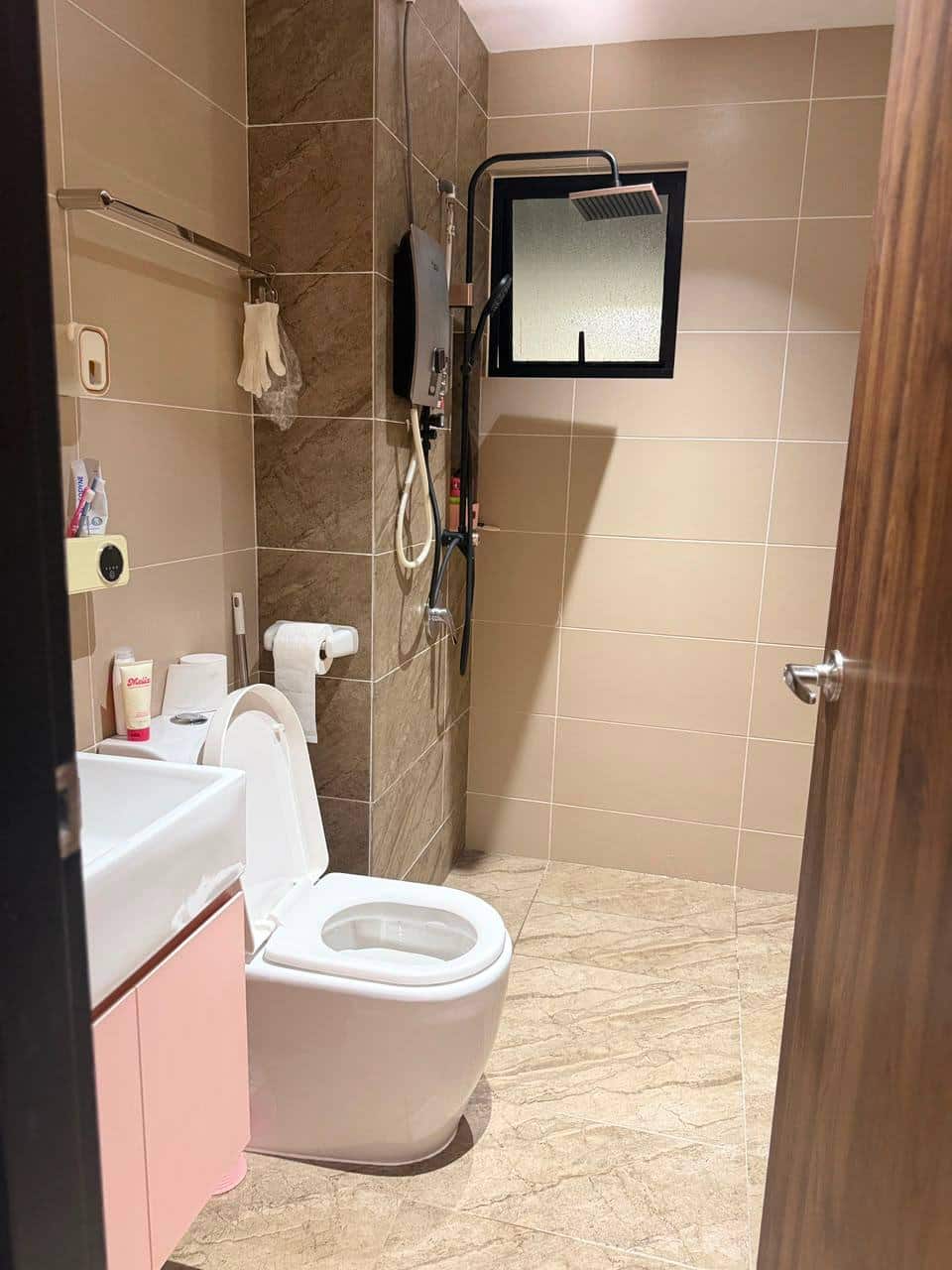For Rent （JQ8572）

*Veranda Residence Near CIQ*

U… 5